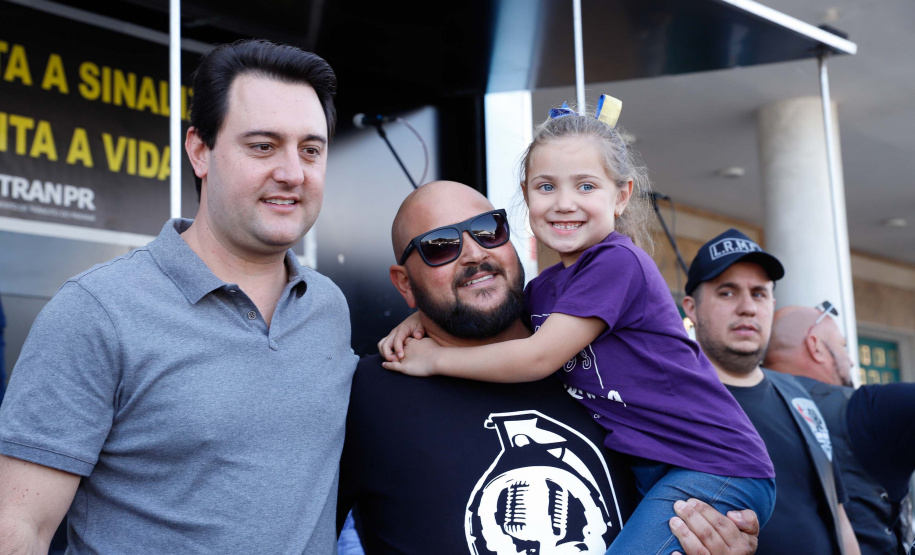 O governador Carlos Massa Ratinho Junior disse neste sábado (27) que o Governo do Paraná prepara, em parceria com motociclistas, uma agenda turística robusta para integrar ainda mais os clubes e potencializar as viagens ao encontro das belezas naturais do Estado. Ele participou das comemorações da 1ª Moto União, no Palácio Iguaçu, evento idealizado pelo Departamento de Trânsito do Paraná (Detran-PR) que passa a fazer parte do calendário estadual em razão do Dia do Motociclista.