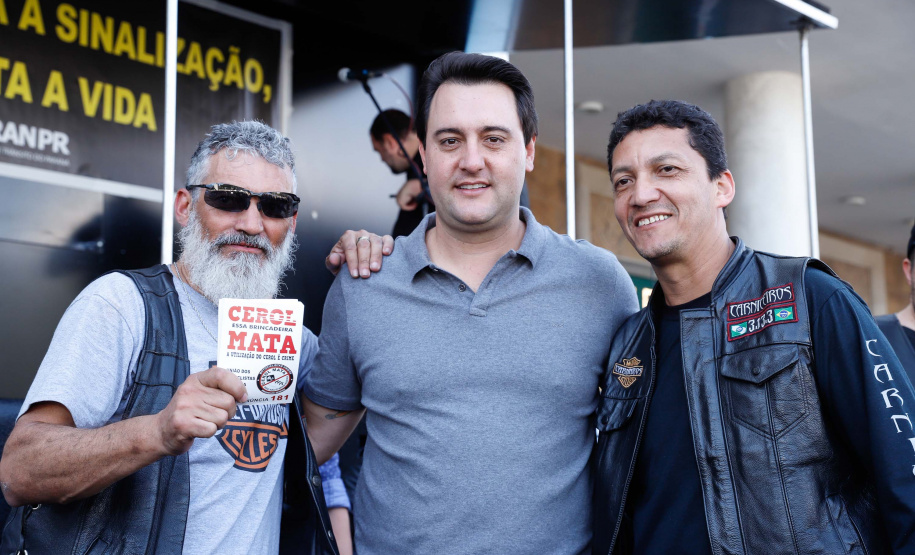 O governador Carlos Massa Ratinho Junior disse neste sábado (27) que o Governo do Paraná prepara, em parceria com motociclistas, uma agenda turística robusta para integrar ainda mais os clubes e potencializar as viagens ao encontro das belezas naturais do Estado. Ele participou das comemorações da 1ª Moto União, no Palácio Iguaçu, evento idealizado pelo Departamento de Trânsito do Paraná (Detran-PR) que passa a fazer parte do calendário estadual em razão do Dia do Motociclista.