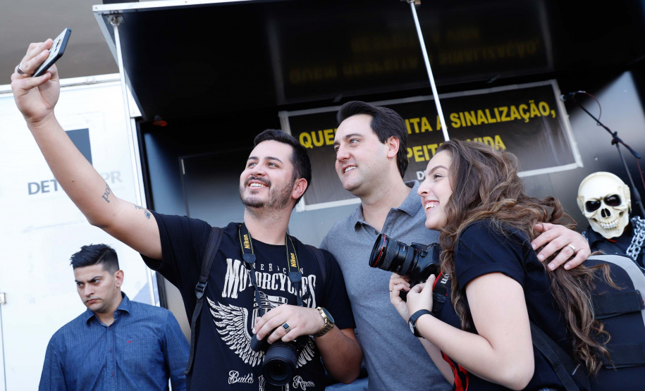 O governador Carlos Massa Ratinho Junior disse neste sábado (27) que o Governo do Paraná prepara, em parceria com motociclistas, uma agenda turística robusta para integrar ainda mais os clubes e potencializar as viagens ao encontro das belezas naturais do Estado. Ele participou das comemorações da 1ª Moto União, no Palácio Iguaçu, evento idealizado pelo Departamento de Trânsito do Paraná (Detran-PR) que passa a fazer parte do calendário estadual em razão do Dia do Motociclista.