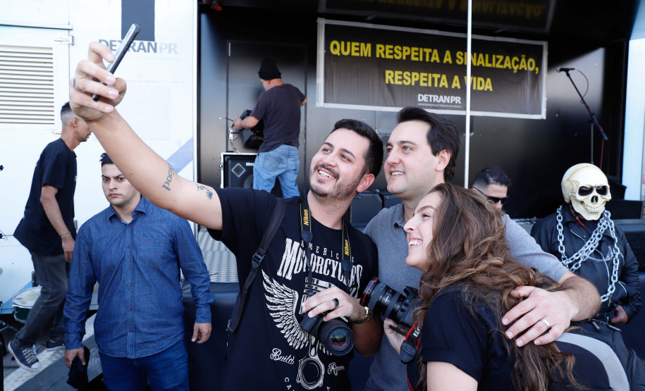 O governador Carlos Massa Ratinho Junior disse neste sábado (27) que o Governo do Paraná prepara, em parceria com motociclistas, uma agenda turística robusta para integrar ainda mais os clubes e potencializar as viagens ao encontro das belezas naturais do Estado. Ele participou das comemorações da 1ª Moto União, no Palácio Iguaçu, evento idealizado pelo Departamento de Trânsito do Paraná (Detran-PR) que passa a fazer parte do calendário estadual em razão do Dia do Motociclista.