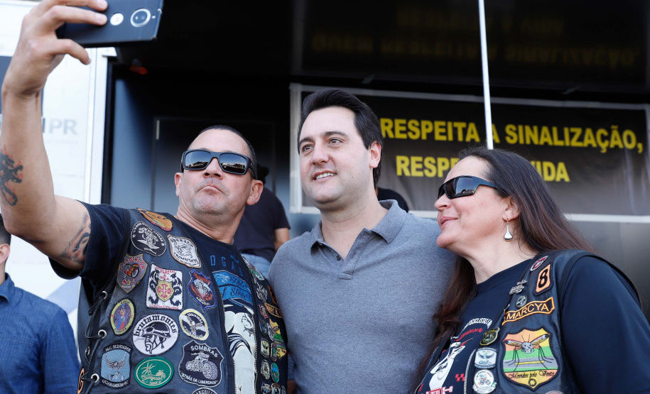 O governador Carlos Massa Ratinho Junior disse neste sábado (27) que o Governo do Paraná prepara, em parceria com motociclistas, uma agenda turística robusta para integrar ainda mais os clubes e potencializar as viagens ao encontro das belezas naturais do Estado. Ele participou das comemorações da 1ª Moto União, no Palácio Iguaçu, evento idealizado pelo Departamento de Trânsito do Paraná (Detran-PR) que passa a fazer parte do calendário estadual em razão do Dia do Motociclista.