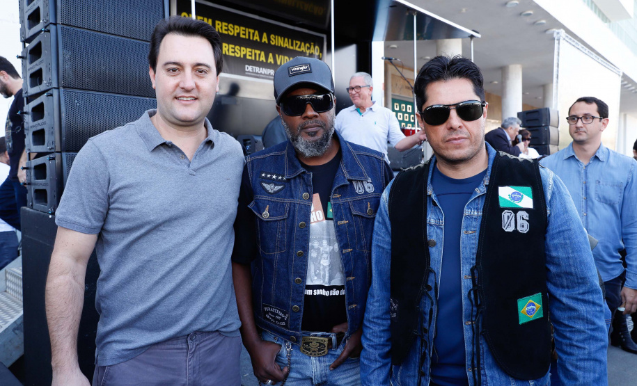 O governador Carlos Massa Ratinho Junior disse neste sábado (27) que o Governo do Paraná prepara, em parceria com motociclistas, uma agenda turística robusta para integrar ainda mais os clubes e potencializar as viagens ao encontro das belezas naturais do Estado. Ele participou das comemorações da 1ª Moto União, no Palácio Iguaçu, evento idealizado pelo Departamento de Trânsito do Paraná (Detran-PR) que passa a fazer parte do calendário estadual em razão do Dia do Motociclista.