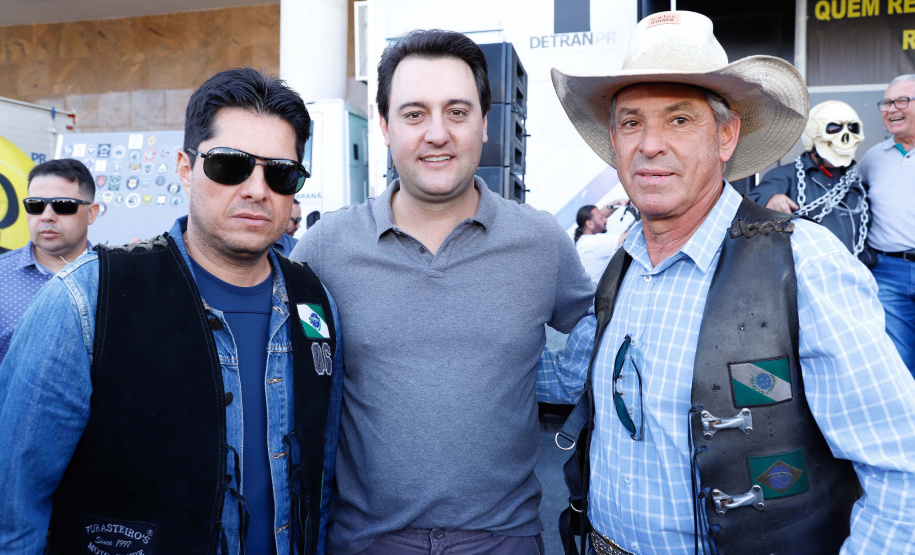 O governador Carlos Massa Ratinho Junior disse neste sábado (27) que o Governo do Paraná prepara, em parceria com motociclistas, uma agenda turística robusta para integrar ainda mais os clubes e potencializar as viagens ao encontro das belezas naturais do Estado. Ele participou das comemorações da 1ª Moto União, no Palácio Iguaçu, evento idealizado pelo Departamento de Trânsito do Paraná (Detran-PR) que passa a fazer parte do calendário estadual em razão do Dia do Motociclista.