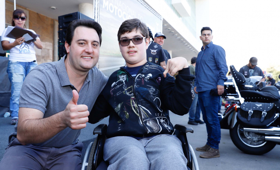 O governador Carlos Massa Ratinho Junior disse neste sábado (27) que o Governo do Paraná prepara, em parceria com motociclistas, uma agenda turística robusta para integrar ainda mais os clubes e potencializar as viagens ao encontro das belezas naturais do Estado. Ele participou das comemorações da 1ª Moto União, no Palácio Iguaçu, evento idealizado pelo Departamento de Trânsito do Paraná (Detran-PR) que passa a fazer parte do calendário estadual em razão do Dia do Motociclista.