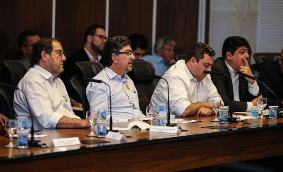 O governador Carlos Massa Ratinho Júnior recebe nesta segunda-feira (29), prefeitos da Margem do Rio Paranapanema para tratar da retirada da energia vendida por usinas da formação do valor adicionado do ICMS. Curitiba, 29/07/2019 -Foto: Geraldo Bubniak/ANPr
