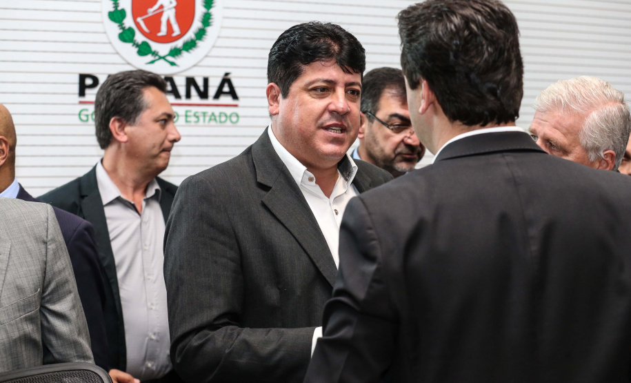 O governador Carlos Massa Ratinho Júnior recebe nesta segunda-feira (29), prefeitos da Margem do Rio Paranapanema para tratar da retirada da energia vendida por usinas da formação do valor adicionado do ICMS. Curitiba, 29/07/2019 -Foto: Geraldo Bubniak/ANPr