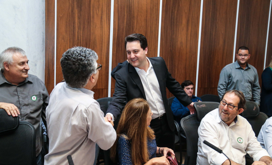 O governador Carlos Massa Ratinho Júnior recebe nesta segunda-feira (29), prefeitos da Margem do Rio Paranapanema para tratar da retirada da energia vendida por usinas da formação do valor adicionado do ICMS. Curitiba, 29/07/2019 -Foto: Geraldo Bubniak/ANPr