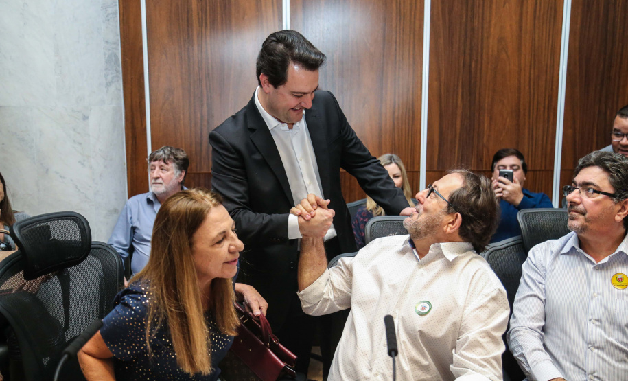 O governador Carlos Massa Ratinho Júnior recebe nesta segunda-feira (29), prefeitos da Margem do Rio Paranapanema para tratar da retirada da energia vendida por usinas da formação do valor adicionado do ICMS. Curitiba, 29/07/2019 -Foto: Geraldo Bubniak/ANPr