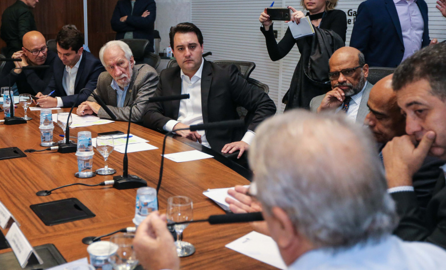O governador Carlos Massa Ratinho Júnior recebe nesta segunda-feira (29), prefeitos da Margem do Rio Paranapanema para tratar da retirada da energia vendida por usinas da formação do valor adicionado do ICMS. Curitiba, 29/07/2019 -Foto: Geraldo Bubniak/ANPr