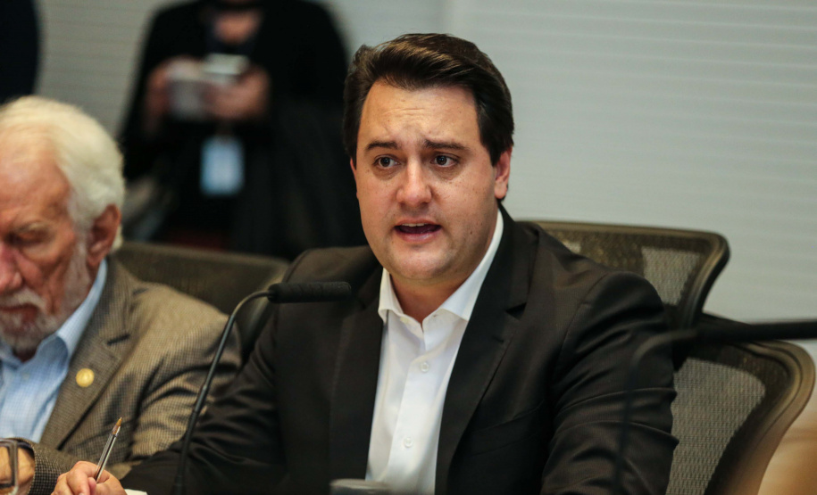 O governador Carlos Massa Ratinho Júnior recebe nesta segunda-feira (29), prefeitos da Margem do Rio Paranapanema para tratar da retirada da energia vendida por usinas da formação do valor adicionado do ICMS. Curitiba, 29/07/2019 -Foto: Geraldo Bubniak/ANPr