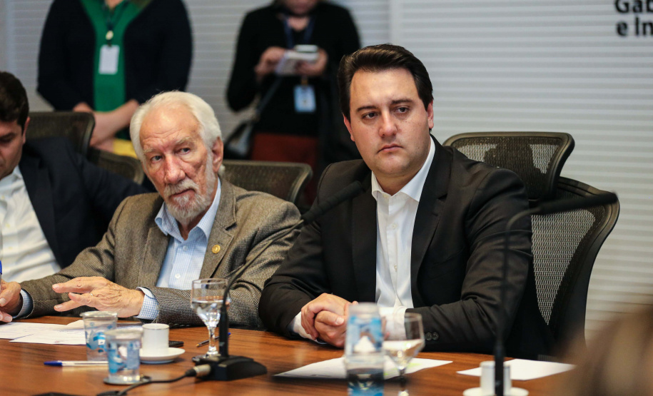 O governador Carlos Massa Ratinho Júnior recebe nesta segunda-feira (29), prefeitos da Margem do Rio Paranapanema para tratar da retirada da energia vendida por usinas da formação do valor adicionado do ICMS. Curitiba, 29/07/2019 -Foto: Geraldo Bubniak/ANPr