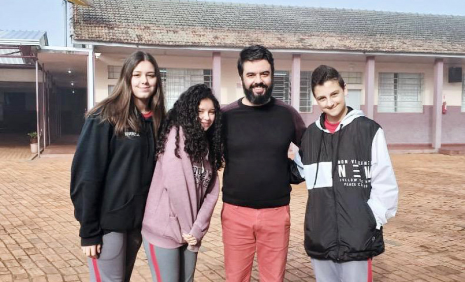 Uma equipe formada por três estudantes e um professor de História da Escola Estadual Jesus Divino Operário, em Ponta Grossa (Campos Gerais), é a única do Paraná, entre equipes de escolas públicas e particulares, a chegar à final da 11ª edição da Olimpíada Nacional em História do Brasil (ONHB). fOTO: dIVULGAÇÃO/seed