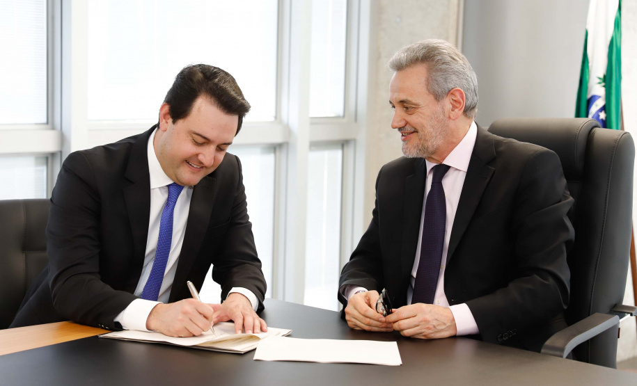 O Governo do Estado vai trabalhar de forma conjunta com o Ministério Público do Paraná para combater a sonegação e os crimes fiscais. O governador Carlos Massa Ratinho Junior acompanhou nesta segunda-feira (29) a criação do Grupo de Atuação Especial de Combate à Sonegação Fiscal e Outros Ilícitos Tributários (Gaesf), que vai atuar em parceria com o Governo na fiscalização e enfrentamento a crimes desta natureza.