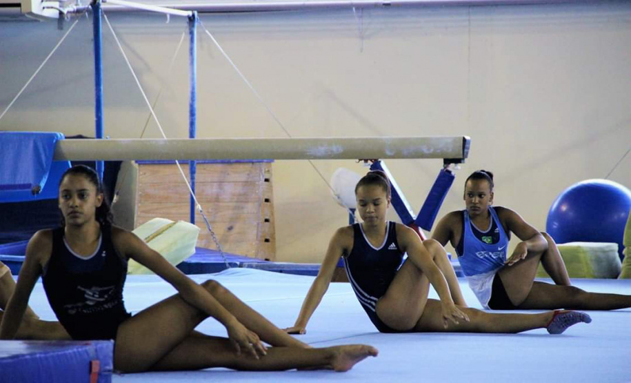 As ginastas paranaenses Carolyne Pedro e Thais Fidelis dos Santos conquistaram a medalha de bronze nos Jogos Pan-Americanos de Lima 2019. A conquista veio na disputa por equipes com a Seleção Brasileira Feminina de Ginástica Artística, que terminou com 158.550 pontos, ficando atrás somente dos Estados Unidos (171.000) e Canadá (160.600). A competição aconteceu no último sábado (27).
Foto: Beto Pacheco/Esporte Paraná