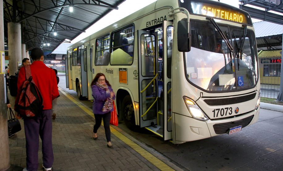 Segurança, praticidade e menos tempo de deslocamento. Essas foram as impressões dos usuários que estreiaram nesta terça-feira (30) a mais nova linha de ônibus metropolitano da Região de Curitiba. Convênio assinado entre o Governo do Estado e a Prefeitura de Curitiba possibilitou a integração entre os terminais de Pinhais e Centenário, na Capital. Com isso, a linha Jardim Iraí foi ampliada e passou a se chamar Pinhais/Centenário.