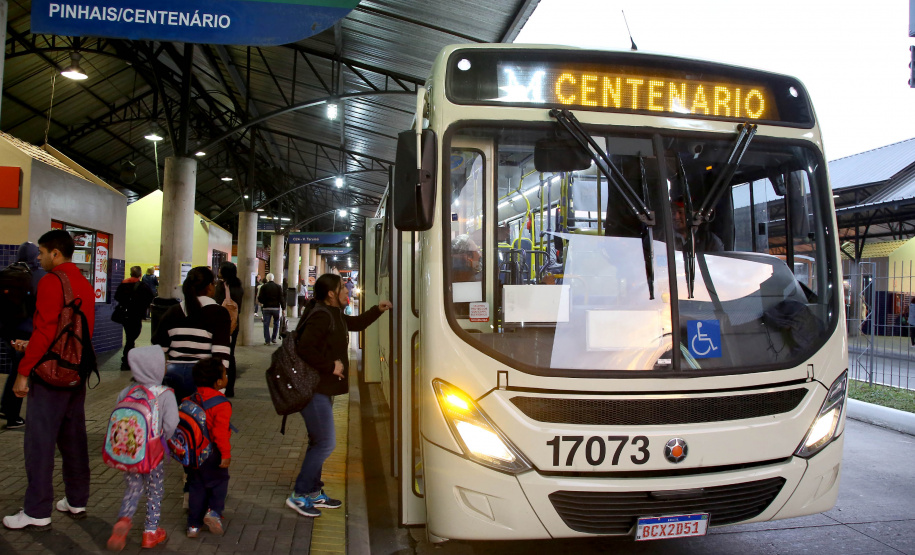 Segurança, praticidade e menos tempo de deslocamento. Essas foram as impressões dos usuários que estreiaram nesta terça-feira (30) a mais nova linha de ônibus metropolitano da Região de Curitiba. Convênio assinado entre o Governo do Estado e a Prefeitura de Curitiba possibilitou a integração entre os terminais de Pinhais e Centenário, na Capital. Com isso, a linha Jardim Iraí foi ampliada e passou a se chamar Pinhais/Centenário.