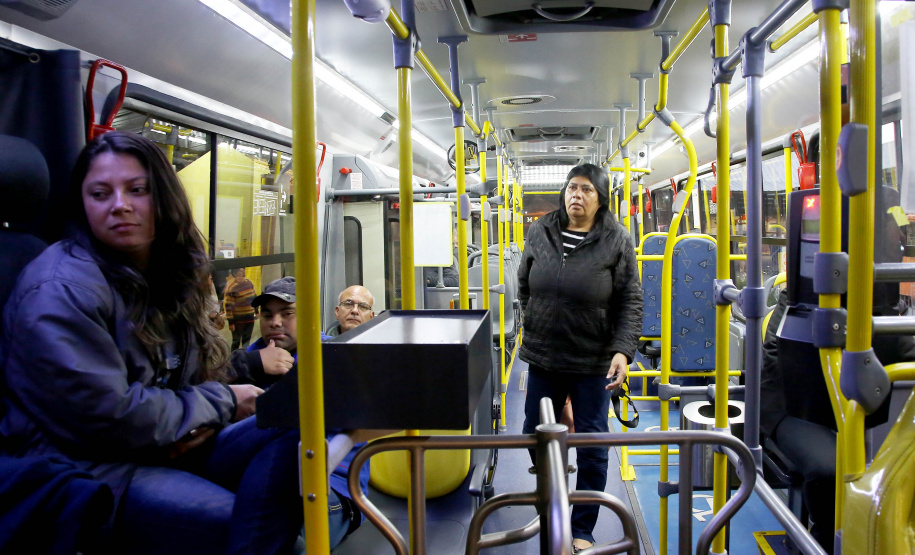 Segurança, praticidade e menos tempo de deslocamento. Essas foram as impressões dos usuários que estreiaram nesta terça-feira (30) a mais nova linha de ônibus metropolitano da Região de Curitiba. Convênio assinado entre o Governo do Estado e a Prefeitura de Curitiba possibilitou a integração entre os terminais de Pinhais e Centenário, na Capital. Com isso, a linha Jardim Iraí foi ampliada e passou a se chamar Pinhais/Centenário.