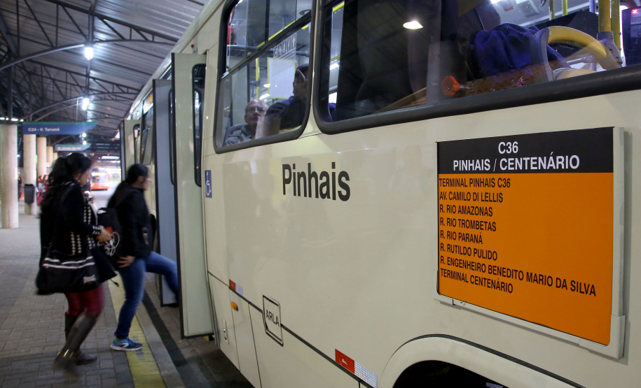 Segurança, praticidade e menos tempo de deslocamento. Essas foram as impressões dos usuários que estreiaram nesta terça-feira (30) a mais nova linha de ônibus metropolitano da Região de Curitiba. Convênio assinado entre o Governo do Estado e a Prefeitura de Curitiba possibilitou a integração entre os terminais de Pinhais e Centenário, na Capital. Com isso, a linha Jardim Iraí foi ampliada e passou a se chamar Pinhais/Centenário.