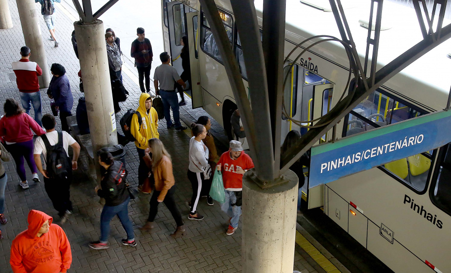Segurança, praticidade e menos tempo de deslocamento. Essas foram as impressões dos usuários que estreiaram nesta terça-feira (30) a mais nova linha de ônibus metropolitano da Região de Curitiba. Convênio assinado entre o Governo do Estado e a Prefeitura de Curitiba possibilitou a integração entre os terminais de Pinhais e Centenário, na Capital. Com isso, a linha Jardim Iraí foi ampliada e passou a se chamar Pinhais/Centenário.
