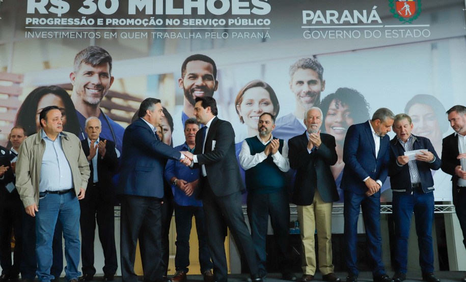 O governador Carlos Massa Ratinho Junior autorizou nesta terça-feira (30) o pagamento das progressões e promoções de carreira do Quadro Próprio do Poder Executivo (QPPE) e dos Servidores da Secretaria de Estado da Saúde (QPSS). A implantação dos avanços representa um investimento de R$ 30 milhões na folha do Estado.