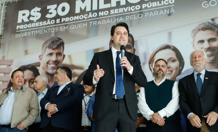 O governador Carlos Massa Ratinho Junior autorizou nesta terça-feira (30) o pagamento das progressões e promoções de carreira do Quadro Próprio do Poder Executivo (QPPE) e dos Servidores da Secretaria de Estado da Saúde (QPSS). A implantação dos avanços representa um investimento de R$ 30 milhões na folha do Estado.