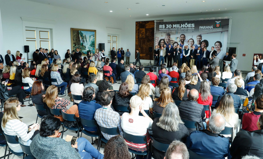 O governador Carlos Massa Ratinho Junior autorizou nesta terça-feira (30) o pagamento das progressões e promoções de carreira do Quadro Próprio do Poder Executivo (QPPE) e dos Servidores da Secretaria de Estado da Saúde (QPSS). A implantação dos avanços representa um investimento de R$ 30 milhões na folha do Estado.