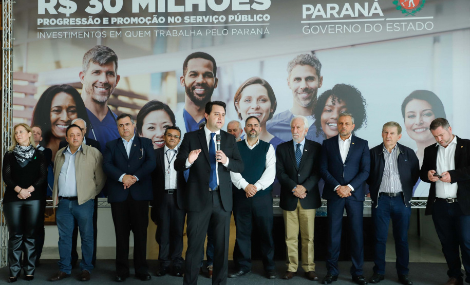 O governador Carlos Massa Ratinho Junior autorizou nesta terça-feira (30) o pagamento das progressões e promoções de carreira do Quadro Próprio do Poder Executivo (QPPE) e dos Servidores da Secretaria de Estado da Saúde (QPSS). A implantação dos avanços representa um investimento de R$ 30 milhões na folha do Estado.