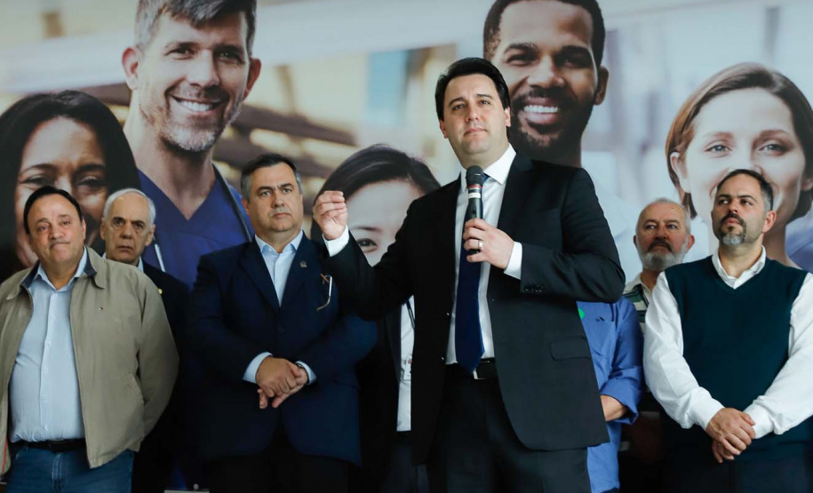 O governador Carlos Massa Ratinho Junior autorizou nesta terça-feira (30) o pagamento das progressões e promoções de carreira do Quadro Próprio do Poder Executivo (QPPE) e dos Servidores da Secretaria de Estado da Saúde (QPSS). A implantação dos avanços representa um investimento de R$ 30 milhões na folha do Estado.