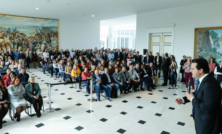 O governador Carlos Massa Ratinho Junior autorizou nesta terça-feira (30) o pagamento das progressões e promoções de carreira do Quadro Próprio do Poder Executivo (QPPE) e dos Servidores da Secretaria de Estado da Saúde (QPSS). A implantação dos avanços representa um investimento de R$ 30 milhões na folha do Estado.