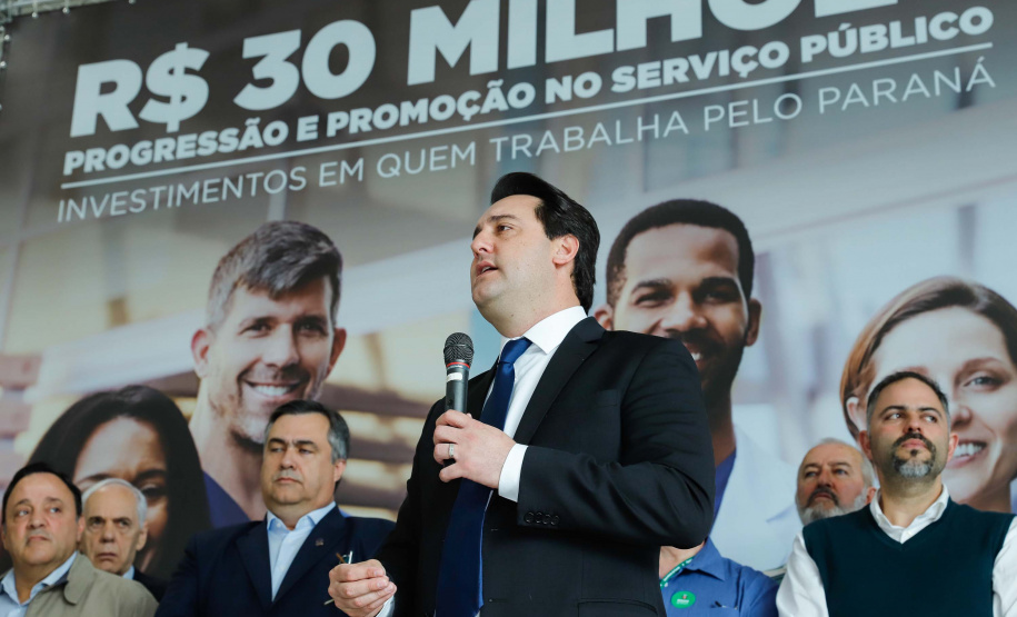 O governador Carlos Massa Ratinho Junior autorizou nesta terça-feira (30) o pagamento das progressões e promoções de carreira do Quadro Próprio do Poder Executivo (QPPE) e dos Servidores da Secretaria de Estado da Saúde (QPSS). A implantação dos avanços representa um investimento de R$ 30 milhões na folha do Estado.