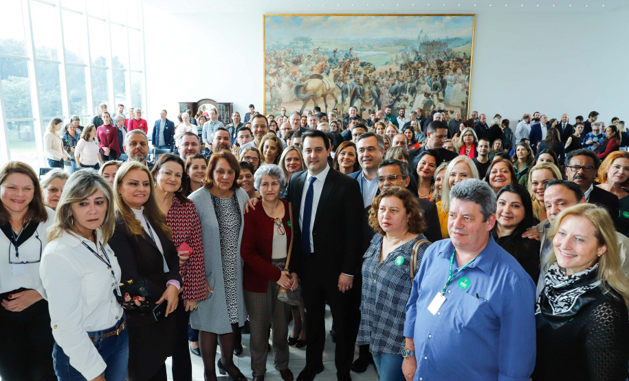 O governador Carlos Massa Ratinho Junior autorizou nesta terça-feira (30) o pagamento das progressões e promoções de carreira do Quadro Próprio do Poder Executivo (QPPE) e dos Servidores da Secretaria de Estado da Saúde (QPSS). A implantação dos avanços representa um investimento de R$ 30 milhões na folha do Estado.