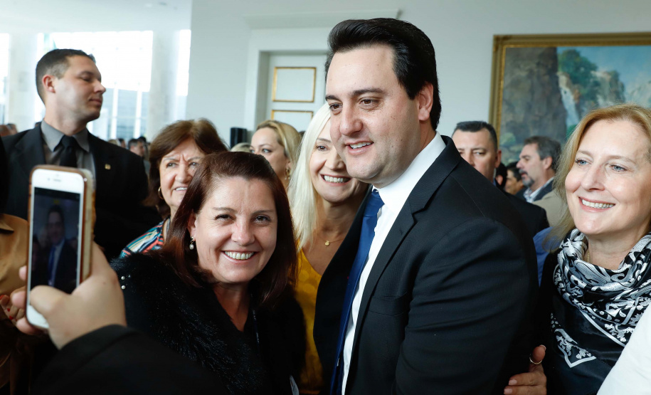 O governador Carlos Massa Ratinho Junior autorizou nesta terça-feira (30) o pagamento das progressões e promoções de carreira do Quadro Próprio do Poder Executivo (QPPE) e dos Servidores da Secretaria de Estado da Saúde (QPSS). A implantação dos avanços representa um investimento de R$ 30 milhões na folha do Estado.