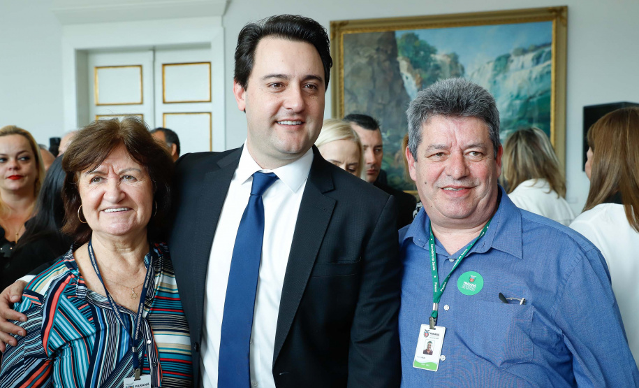 O governador Carlos Massa Ratinho Junior autorizou nesta terça-feira (30) o pagamento das progressões e promoções de carreira do Quadro Próprio do Poder Executivo (QPPE) e dos Servidores da Secretaria de Estado da Saúde (QPSS). A implantação dos avanços representa um investimento de R$ 30 milhões na folha do Estado.