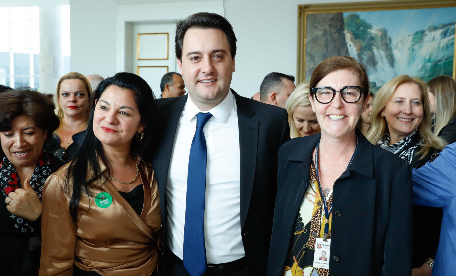 O governador Carlos Massa Ratinho Junior autorizou nesta terça-feira (30) o pagamento das progressões e promoções de carreira do Quadro Próprio do Poder Executivo (QPPE) e dos Servidores da Secretaria de Estado da Saúde (QPSS). A implantação dos avanços representa um investimento de R$ 30 milhões na folha do Estado.