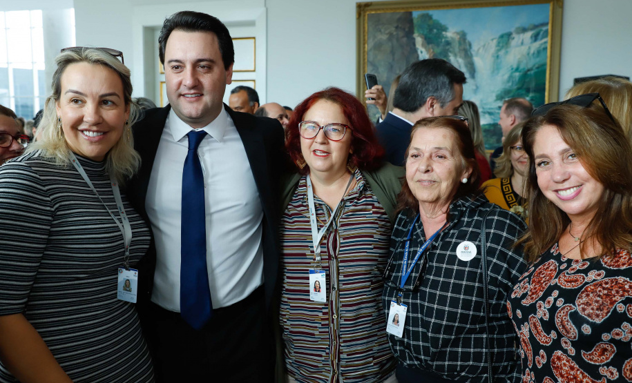 O governador Carlos Massa Ratinho Junior autorizou nesta terça-feira (30) o pagamento das progressões e promoções de carreira do Quadro Próprio do Poder Executivo (QPPE) e dos Servidores da Secretaria de Estado da Saúde (QPSS). A implantação dos avanços representa um investimento de R$ 30 milhões na folha do Estado.