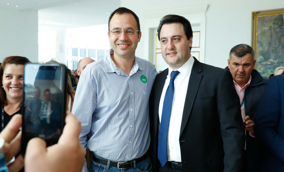 O governador Carlos Massa Ratinho Junior autorizou nesta terça-feira (30) o pagamento das progressões e promoções de carreira do Quadro Próprio do Poder Executivo (QPPE) e dos Servidores da Secretaria de Estado da Saúde (QPSS). A implantação dos avanços representa um investimento de R$ 30 milhões na folha do Estado.