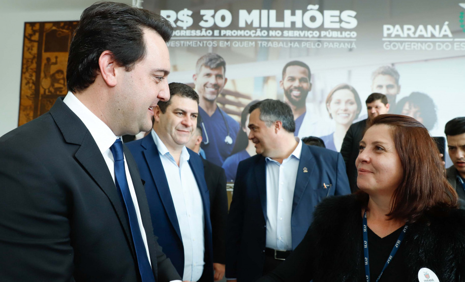 O governador Carlos Massa Ratinho Junior autorizou nesta terça-feira (30) o pagamento das progressões e promoções de carreira do Quadro Próprio do Poder Executivo (QPPE) e dos Servidores da Secretaria de Estado da Saúde (QPSS). A implantação dos avanços representa um investimento de R$ 30 milhões na folha do Estado.