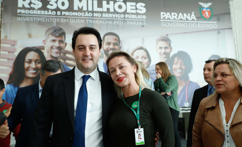 O governador Carlos Massa Ratinho Junior autorizou nesta terça-feira (30) o pagamento das progressões e promoções de carreira do Quadro Próprio do Poder Executivo (QPPE) e dos Servidores da Secretaria de Estado da Saúde (QPSS). A implantação dos avanços representa um investimento de R$ 30 milhões na folha do Estado.