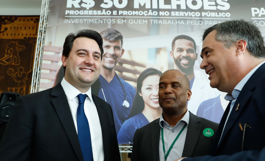 O governador Carlos Massa Ratinho Junior autorizou nesta terça-feira (30) o pagamento das progressões e promoções de carreira do Quadro Próprio do Poder Executivo (QPPE) e dos Servidores da Secretaria de Estado da Saúde (QPSS). A implantação dos avanços representa um investimento de R$ 30 milhões na folha do Estado.