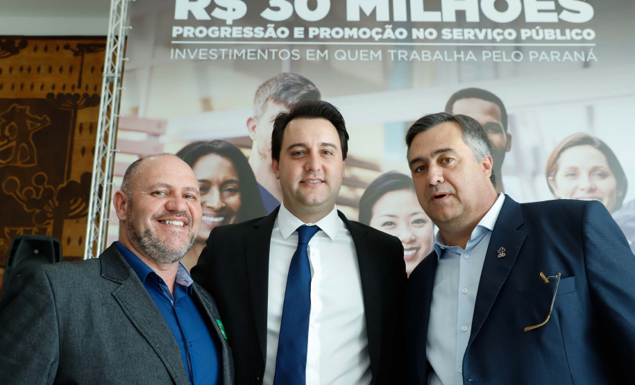 O governador Carlos Massa Ratinho Junior autorizou nesta terça-feira (30) o pagamento das progressões e promoções de carreira do Quadro Próprio do Poder Executivo (QPPE) e dos Servidores da Secretaria de Estado da Saúde (QPSS). A implantação dos avanços representa um investimento de R$ 30 milhões na folha do Estado.