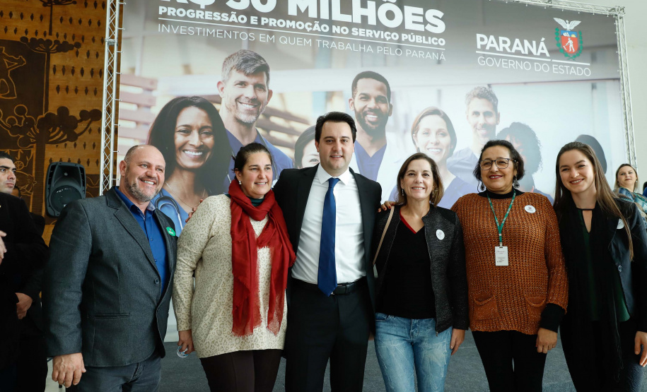 O governador Carlos Massa Ratinho Junior autorizou nesta terça-feira (30) o pagamento das progressões e promoções de carreira do Quadro Próprio do Poder Executivo (QPPE) e dos Servidores da Secretaria de Estado da Saúde (QPSS). A implantação dos avanços representa um investimento de R$ 30 milhões na folha do Estado.