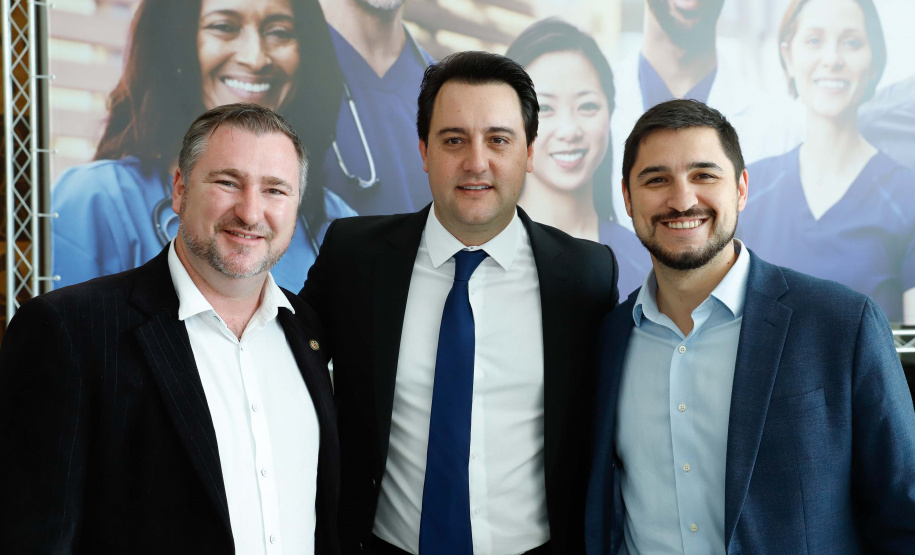 O governador Carlos Massa Ratinho Junior autorizou nesta terça-feira (30) o pagamento das progressões e promoções de carreira do Quadro Próprio do Poder Executivo (QPPE) e dos Servidores da Secretaria de Estado da Saúde (QPSS). A implantação dos avanços representa um investimento de R$ 30 milhões na folha do Estado.