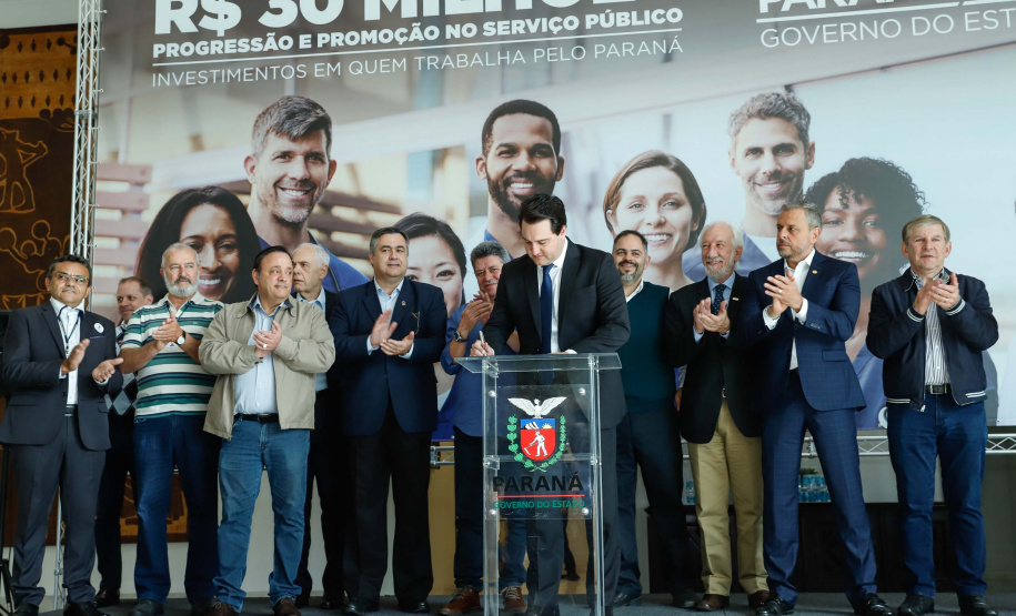 O governador Carlos Massa Ratinho Junior autorizou nesta terça-feira (30) o pagamento das progressões e promoções de carreira do Quadro Próprio do Poder Executivo (QPPE) e dos Servidores da Secretaria de Estado da Saúde (QPSS). A implantação dos avanços representa um investimento de R$ 30 milhões na folha do Estado.