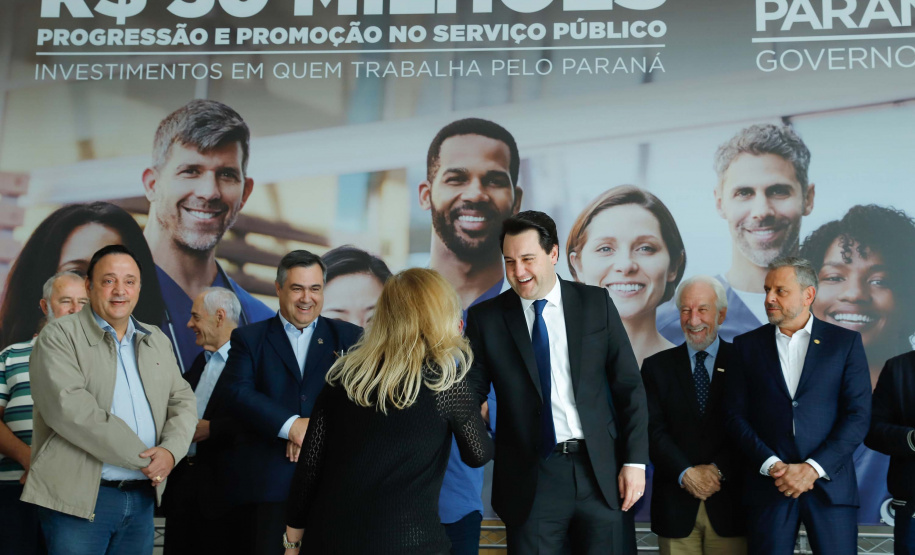 O governador Carlos Massa Ratinho Junior autorizou nesta terça-feira (30) o pagamento das progressões e promoções de carreira do Quadro Próprio do Poder Executivo (QPPE) e dos Servidores da Secretaria de Estado da Saúde (QPSS). A implantação dos avanços representa um investimento de R$ 30 milhões na folha do Estado.