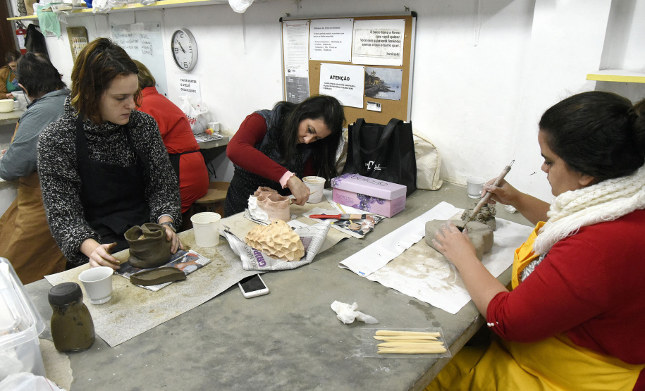 Essa é a última semana de inscrições para quem quiser participar dos cursos de arte do 2º semestre da Academia Andersen, espaço de oficinas do Museu Casa Alfredo Andersen (MCAA). As matrículas podem ser feitas até esta sexta-feira (2). As aulas iniciam na segunda-feira (5)..Foto: Kraw Penas/SECC