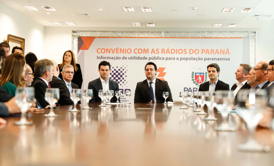 A Copel renovou a parceria que mantém há 30 anos com a Associação das Emissoras de Radiodifusão do Paraná (Aerp) para a veiculação de mensagens de utilidade pública sobre fornecimento, geração e transmissão de energia. O convênio foi assinado nesta terça-feira (30), no Palácio Iguaçu, pelo governador Carlos Massa Ratinho Junior, o presidente da Copel, Daniel Pimentel Slaviero; o presidente da Aerp, Alexandre Barros, e o secretário da Comunicação Social e da Cultura, Hudson José.
