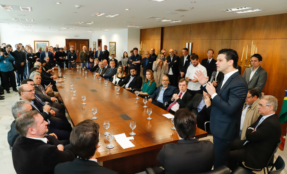 A Copel renovou a parceria que mantém há 30 anos com a Associação das Emissoras de Radiodifusão do Paraná (Aerp) para a veiculação de mensagens de utilidade pública sobre fornecimento, geração e transmissão de energia. O convênio foi assinado nesta terça-feira (30), no Palácio Iguaçu, pelo governador Carlos Massa Ratinho Junior, o presidente da Copel, Daniel Pimentel Slaviero; o presidente da Aerp, Alexandre Barros, e o secretário da Comunicação Social e da Cultura, Hudson José.