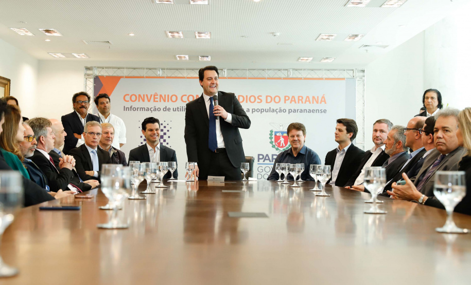 A Copel renovou a parceria que mantém há 30 anos com a Associação das Emissoras de Radiodifusão do Paraná (Aerp) para a veiculação de mensagens de utilidade pública sobre fornecimento, geração e transmissão de energia. O convênio foi assinado nesta terça-feira (30), no Palácio Iguaçu, pelo governador Carlos Massa Ratinho Junior, o presidente da Copel, Daniel Pimentel Slaviero; o presidente da Aerp, Alexandre Barros, e o secretário da Comunicação Social e da Cultura, Hudson José.