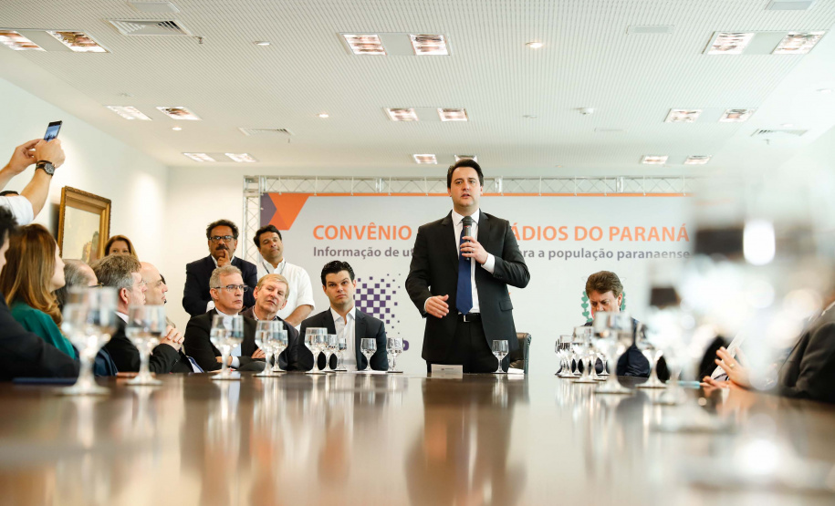 A Copel renovou a parceria que mantém há 30 anos com a Associação das Emissoras de Radiodifusão do Paraná (Aerp) para a veiculação de mensagens de utilidade pública sobre fornecimento, geração e transmissão de energia. O convênio foi assinado nesta terça-feira (30), no Palácio Iguaçu, pelo governador Carlos Massa Ratinho Junior, o presidente da Copel, Daniel Pimentel Slaviero; o presidente da Aerp, Alexandre Barros, e o secretário da Comunicação Social e da Cultura, Hudson José.