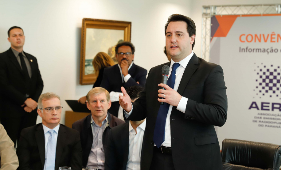 A Copel renovou a parceria que mantém há 30 anos com a Associação das Emissoras de Radiodifusão do Paraná (Aerp) para a veiculação de mensagens de utilidade pública sobre fornecimento, geração e transmissão de energia. O convênio foi assinado nesta terça-feira (30), no Palácio Iguaçu, pelo governador Carlos Massa Ratinho Junior, o presidente da Copel, Daniel Pimentel Slaviero; o presidente da Aerp, Alexandre Barros, e o secretário da Comunicação Social e da Cultura, Hudson José.